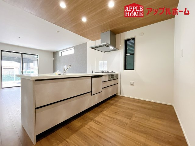 [新築住宅] さいたま市桜区田島 7期 全12号棟のキッチン|対面式キッチンは、家族のコミュニケーションを育み、子育て家族にも好適なプラン！リビングで寛ぐご家族をいつも感じられます♪会話を楽しみながら家事ができ、小さいお子様がいても安心です！