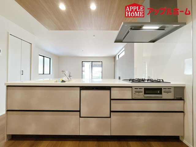 [新築住宅] さいたま市桜区田島 7期 全12号棟のキッチン|見栄えもよくお手入れもスムーズに出来ます。豊富な収納力もございますので、キッチンスペースをスッキリとお使い頂けそうです。