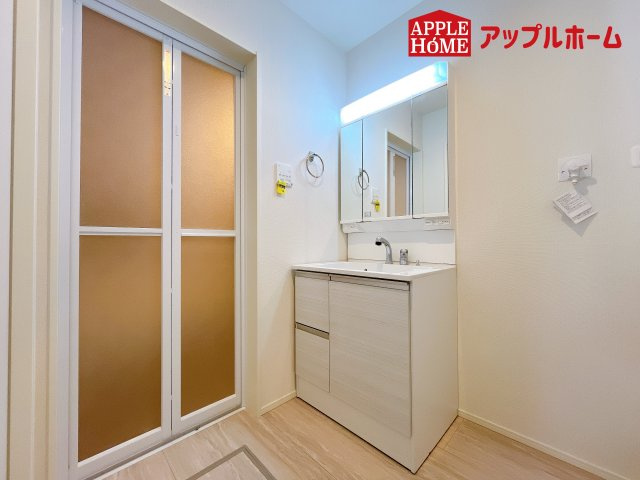 [新築住宅] さいたま市桜区田島 7期 全12号棟の独立洗面台|ゆとりの洗面スペースで朝の身支度も快適スムーズに。３面鏡で髪のセットやお化粧もストレスなくこなせ、朝から気分良く通勤通学に向かえそうですね！鏡の裏にはたっぷりと収納スペースを標準装備