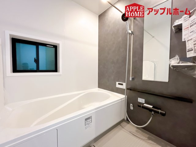 [新築住宅] さいたま市桜区田島 7期 全12号棟の浴室|窓付きのバスルームは、採光もあり明るく気持ちの良い空間です。窓があることで、換気環境も良好。掃除もスムーズに出来ます