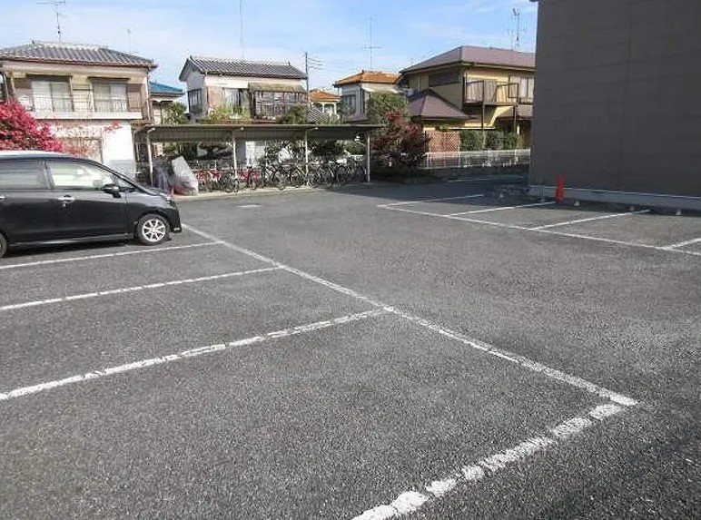 レオパレスプルミエの駐車場