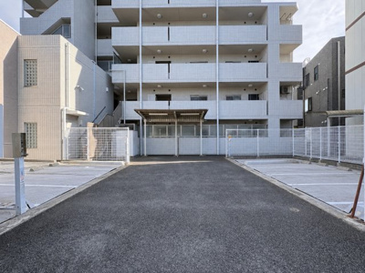 【駐車場】 | ネオマイム北寺尾　ペット飼育可/ 南西向きバルコニー/高台につき展望良好 | ◆車、自転車やバイクなど、ゆとりのある敷地で置き場所に困ることはないでしょう。
