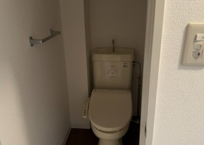 【トイレ】 | グリーンタウン宮の里１－２号棟 | トイレは大きさや形、機能、抗菌性などが異なる多種多彩なタイプが各メーカーから出ています。それぞれに良さがあるため、事前にどういったタイプのトイレがいいのかをご家庭内で決めて、内見に行くといいでしょう。