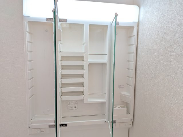 つくばみらい市伊奈東　第11の独立洗面台|家族全員の化粧品や日用品をまとめて収納できるミラーキャビネット。
扉を閉めれば生活感を隠し、洗面空間がすっきりと片付きます。