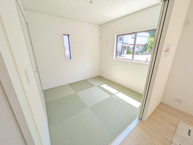 つくばみらい市伊奈東　第11の洋室|陽当たりの良い明るい洋室。
お子様の成長に合わせて、学習部屋や趣味の部屋など、多目的にフレキシブルに活用できます。