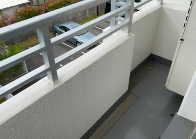 【バルコニー】 | ヴェルディール宮の里 | バルコニーは、室外の専用スペースのうち、「屋根がなく開放された空間」であるものを指します。ベランダより広いタイプのものが多く、日当たりもよいため家庭菜園などを楽しみたい人にとって適した環境となります。