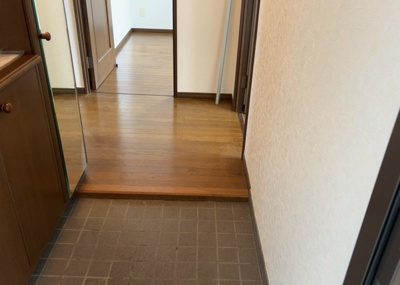 【玄関】 | ヴェルディール宮の里 | 玄関は家の顔でもあり、家族以外の目にも止まる場所です。玄関は外との間を仕切る扉、靴などをしまっておく収納スペース、靴脱ぎのたたきスペース、来客とのやり取りをするドアホンなど複数のアイテムからなります。