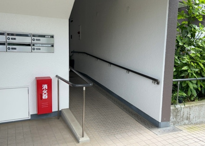 【エントランス】 | ヴェルディール宮の里 | マンションのエントランスには、もともと風よけや防犯の役割がありますが、マンションによって宅配ボックスなどの設備が備わっている所もあります。日々の生活をイメージしながら生活しやすさをチェックしましょう。