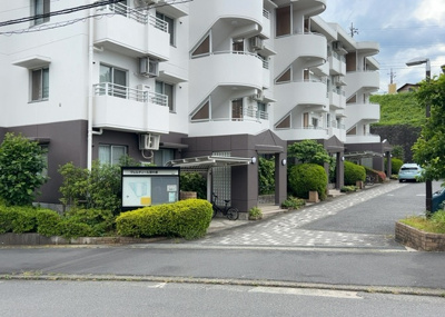 【現況写真】 | ヴェルディール宮の里 | 外観はマンション管理がされているかの目安になります。築年数が古いと、壁面は劣化してひび割れが生じることも！建物が古びていても細かいところが修繕されていると、きちんと管理されているなぁと感じるでしょう。