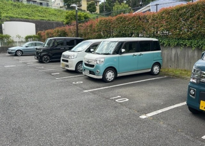 【駐車場】 | ヴェルディール宮の里 | 車一台あたりに必要なスペースは、標準サイズの普通自動車で横幅2m50cm、長さ5mは必要になります。ただし、乗降のことも考慮して横幅3m30cm、長さ5m50cmほどは確保できるところを選びましょう。