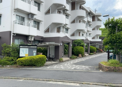 【外観】 | ヴェルディール宮の里 | マンションの外観は非常に重要なポイントです！外観の善し悪しは資産価値に大きな影響を与えます。外観のいいマンションを購入することで、高値で売却がしやすく、買い手が見つかりやすいというメリットがあります。