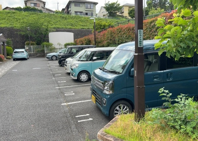 【駐車場】 | ヴェルディール宮の里 | 駐車場と明記されていても、最小スペースでつくられた駐車場だと大型車は駐車できなかったり、出入りしにくくなったりする可能性があります。お車のサイズと購入したい物件の駐車場のサイズを現地で確認しましょう。