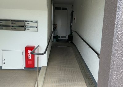 【受付】 | ヴェルディール宮の里 | 受付はマンションコンシェルジュがいる場合もあれば、管理人が滞在する小部屋を総称して呼ぶことがあります。主にエントランスに設置されていることから、防犯面でも期待ができます。防犯設備がない場合はより安心！