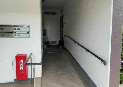 【ロビー】 | ヴェルディール宮の里 | ロビーというと、エントランスと何がちがうの？と思いますよね。実はロビーとエントランスには明確な決まりはありません。物件によっては、エントランスを入って広がるある程度の広さのある空間がロビーとなります。