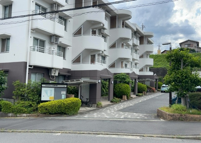 【構造・工法・仕様】 | ヴェルディール宮の里 | ＲＣ造、Reinforced Concreteは直訳すると補強されたコンクリートです。主に柱や梁・床・壁が鉄筋とコンクリートで構成おり、鉄筋を組んだ型枠にコンクリートを流し込んで固めたものを指します。