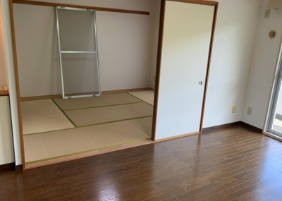 【居間・リビング】 | ヴェルディール宮の里 | 直線タイプはLとDKを一直線に並べた形で対面キッチンのタイプです。一般的なのでよく見かけるかもしれません。直線タイプに似た直接アイランドタイプは、キッチンとダイニングの間に壁がない分広く感じられます。