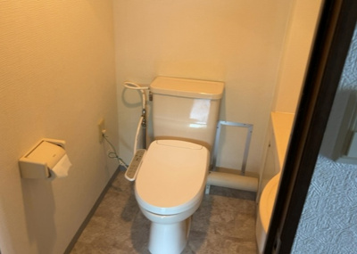 【トイレ】 | ヴェルディール宮の里 | トイレは大きさや形、機能、抗菌性などが異なる多種多彩なタイプが各メーカーから出ています。それぞれに良さがあるため、事前にどういったタイプのトイレがいいのかをご家庭内で決めて、内見に行くといいでしょう。