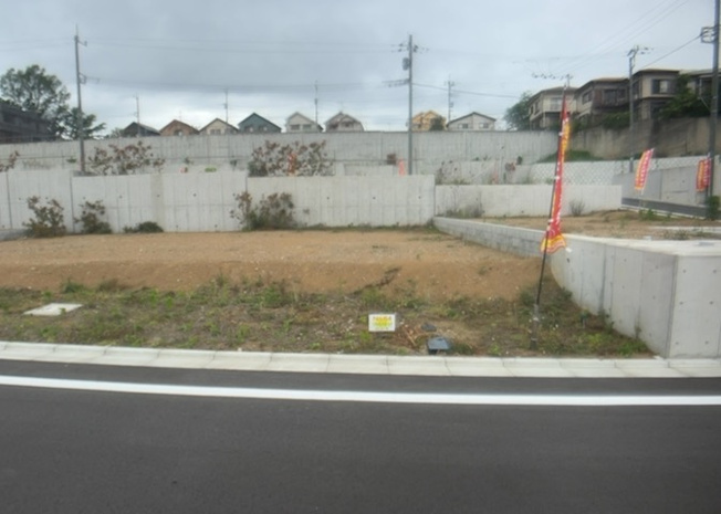 【外観】 | 土地の形が極端に長細かったり、狭小地、あるいは道路との高低差がある傾斜地だった場合、後々売ろうとしても買い手がつかない場合もあります。後々、売却することになった時に価値の下がらない土地を選びましょう。