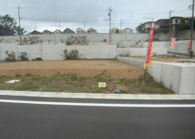 【外観】 | 土地を買う際、住む地域の自治体や福祉の補助制度にも注目してみましょう。子供や老人の医療補助やゴミ出しのルールなど、自治体によってルールに大きな違いがあるため、暮らしやすい土地で判断するとよいでしょう。