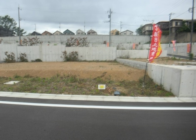 【外観】 | 土地の前の道路に消火栓が設置されていることがあります。この場合、道路交通法第45条第1項により、駐車禁止の場所が指定されています。そのため、車庫などの駐車スペースをつくることができない場合があります。