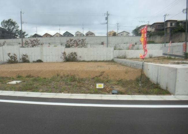 【外観】 | 土地購入を検討されている場合、境界杭がない状態で購入してしまうと境界確定測量をする必要があり、費用がかかります。購入の前に、売主、隣土地所有者立ち合いのもと境界を確定し境界杭を設置するのがベストです。