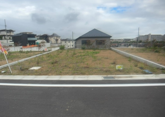 【外観】 | 土地の形が極端に長細かったり、狭小地、あるいは道路との高低差がある傾斜地だった場合、後々売ろうとしても買い手がつかない場合もあります。後々、売却することになった時に価値の下がらない土地を選びましょう。