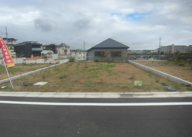 【外観】 | 家を建てる場合、方位は要チェックです。現実的に日当たりのよい家ならばリビングは南側、建築基準法でも北側に当たる家への配慮は求められています。土地を見学に行く際は、方位磁針を持って行くようにしましょう。