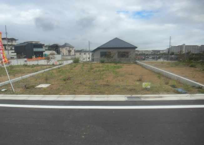 【外観】 | 土地を買う際、住む地域の自治体や福祉の補助制度にも注目してみましょう。子供や老人の医療補助やゴミ出しのルールなど、自治体によってルールに大きな違いがあるため、暮らしやすい土地で判断するとよいでしょう。