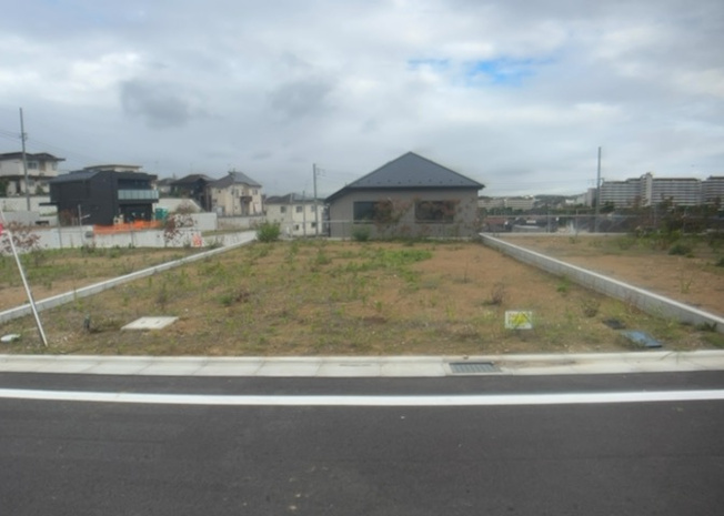 【外観】 | 土地の前の道路に消火栓が設置されていることがあります。この場合、道路交通法第45条第1項により、駐車禁止の場所が指定されています。そのため、車庫などの駐車スペースをつくることができない場合があります。