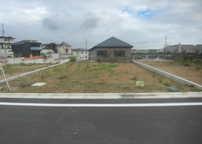 【外観】 | 現地に行くなら、物件の周囲の地形がどうなっているかを見ることも大切です。周辺より低くなっている土地では、大雨などで水が集まりやすいため、地盤が弱くなっているということも考えられるため、注意が必要です。