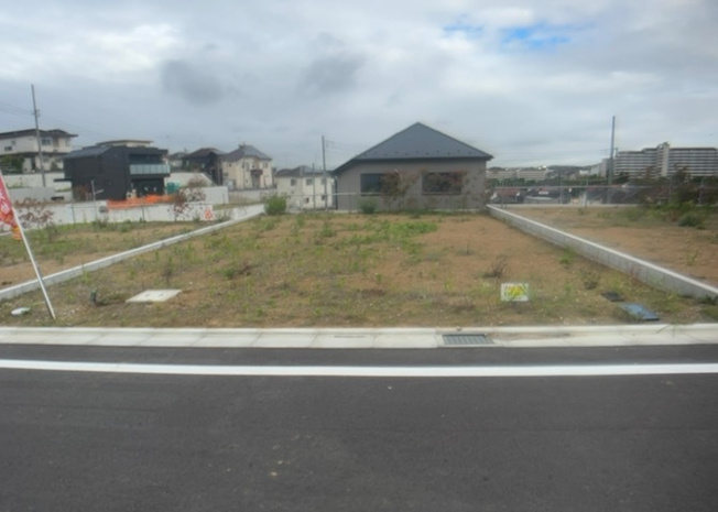 【外観】 | 土地購入を検討されている場合、境界杭がない状態で購入してしまうと境界確定測量をする必要があり、費用がかかります。購入の前に、売主、隣土地所有者立ち合いのもと境界を確定し境界杭を設置するのがベストです。