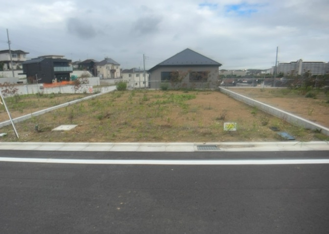 【外観】 | 家を建てる前提で土地を探している場合、地盤の丈夫さは譲れない条件の一つです。地盤が脆弱だと追加工事が必要となります。また、過去に地盤沈下や液状化現象を起こした土地は、できるだけ避けた方がいいでしょう。