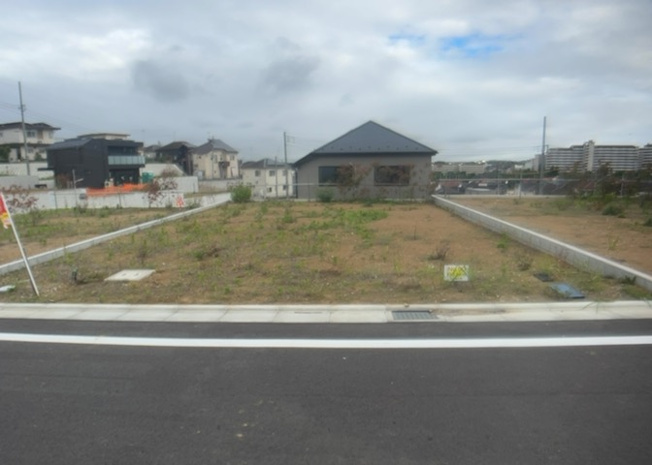 【外観】 | 人が暮らすうえで日光は大切な要素となります。日当たりの良さは譲れないポイントですね。併せて近くに大きな建築物の建築予定がないか、あるいはそれが可能な土地が近くにないか事前に確認することもお勧めします。