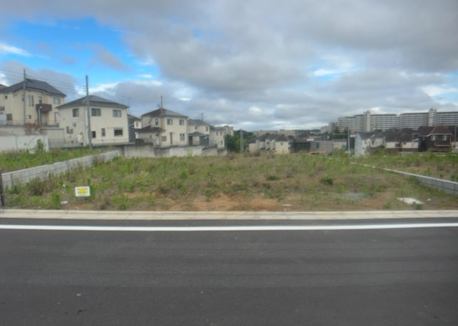 【外観】 | 土地を買う際、住む地域の自治体や福祉の補助制度にも注目してみましょう。子供や老人の医療補助やゴミ出しのルールなど、自治体によってルールに大きな違いがあるため、暮らしやすい土地で判断するとよいでしょう。