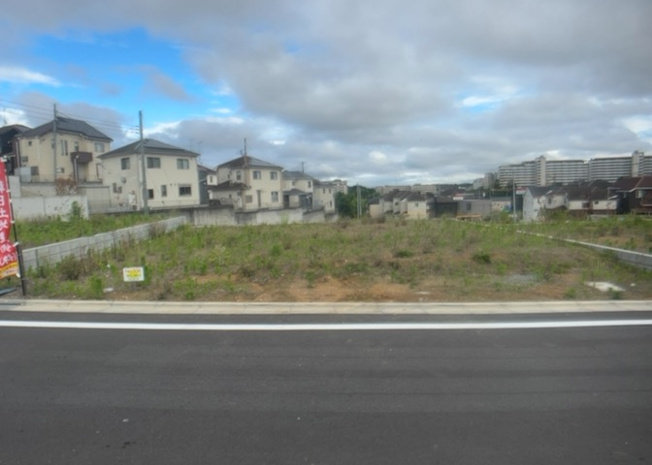 【外観】 | 土地の前の道路に消火栓が設置されていることがあります。この場合、道路交通法第45条第1項により、駐車禁止の場所が指定されています。そのため、車庫などの駐車スペースをつくることができない場合があります。