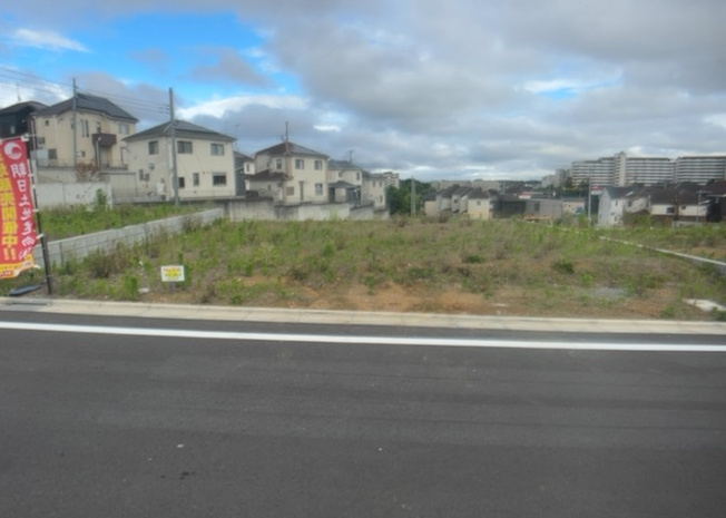【外観】 | 現地に行くなら、物件の周囲の地形がどうなっているかを見ることも大切です。周辺より低くなっている土地では、大雨などで水が集まりやすいため、地盤が弱くなっているということも考えられるため、注意が必要です。