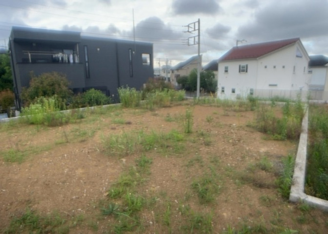 【外観】 | 土地を買う際、住む地域の自治体や福祉の補助制度にも注目してみましょう。子供や老人の医療補助やゴミ出しのルールなど、自治体によってルールに大きな違いがあるため、暮らしやすい土地で判断するとよいでしょう。