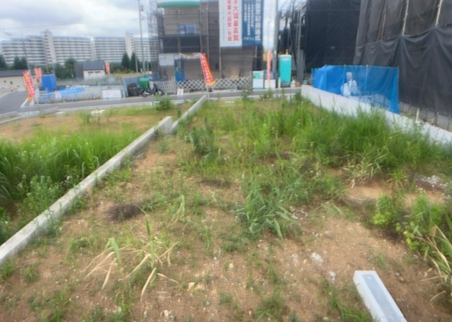 【外観】 | 現地に行くなら、物件の周囲の地形がどうなっているかを見ることも大切です。周辺より低くなっている土地では、大雨などで水が集まりやすいため、地盤が弱くなっているということも考えられるため、注意が必要です。