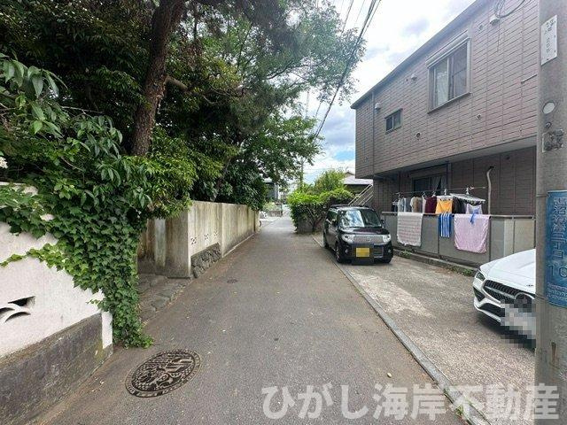藤沢市鵠沼海岸３丁目　新築戸建　の前面道路含む現地写真|5月29日撮影　建築中　現地外観