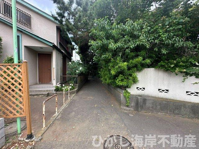 藤沢市鵠沼海岸３丁目　新築戸建　の前面道路含む現地写真|5月29日撮影　建築中　現地外観
