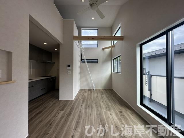 藤沢市本鵠沼５丁目　新築戸建　全２棟の居間・リビング|13帖　勾配天井のLDK