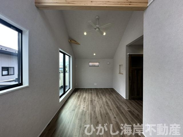 藤沢市本鵠沼５丁目　新築戸建　全２棟のダイニング|13帖　勾配天井のLDK