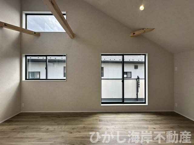 藤沢市本鵠沼５丁目　新築戸建　全２棟の居間・リビング|13帖　勾配天井のLDK