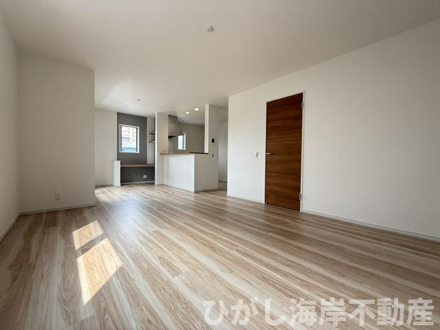 平塚市夕陽ケ丘　新築戸建　全２棟の居間・リビング|18.2帖　LDK