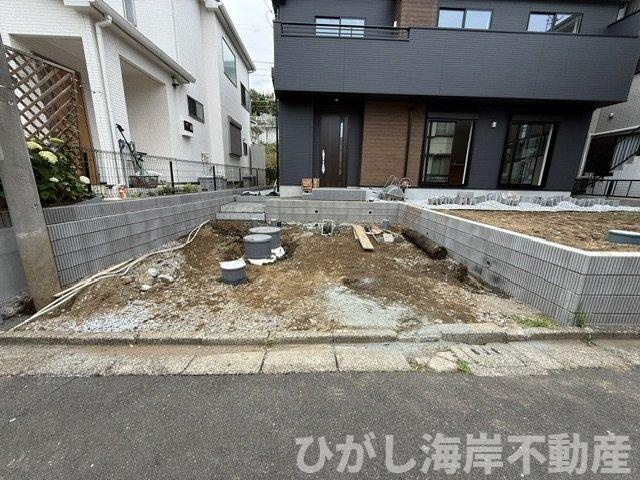 茅ヶ崎市芹沢　新築戸建の駐車場|6月5日撮影　外構工事中　駐車スペース