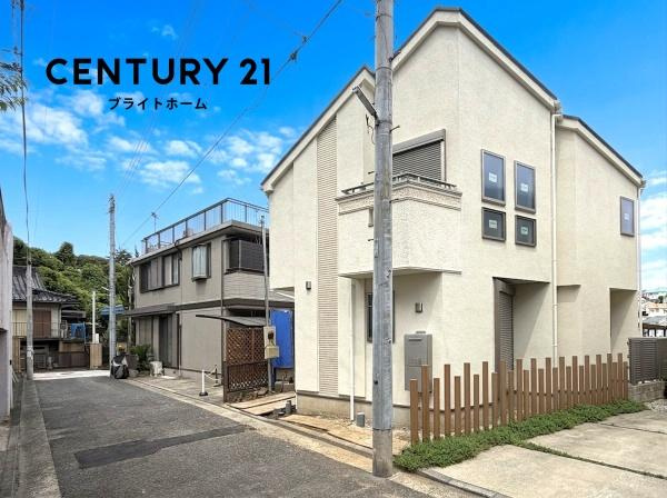 横浜市保土ケ谷区鎌谷町の新築一戸建の前面道路含む現地写真|周辺は落ち着いた街並みになります。
子育てにはぴったりの住環境♪