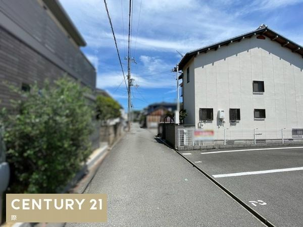 和歌山市西高松2丁目　中古戸建の前面道路含む現地写真