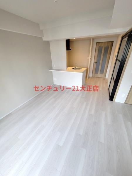 Louis Residence 弁天町の居間・リビング|★アクセントクロスもおしゃれですね★