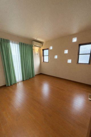 小郡市美鈴が丘4丁目　中古戸建の洋室|落ち着いた色調の洋室です