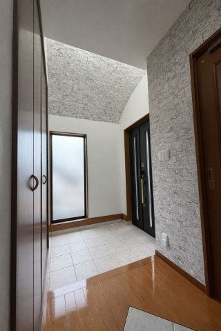 小郡市美鈴が丘4丁目　中古戸建の玄関|落ち着いた玄関です